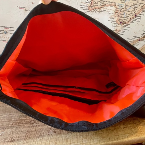 Timbuk2 Sling Bag (expandable and accessible from outside) - Picture 6 of 7